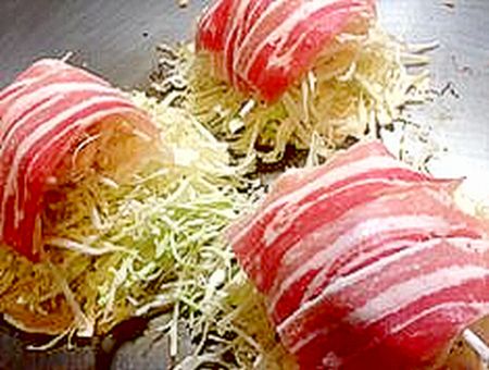 広島のお好み焼き、野菜がたっぷり入ります