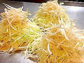 キッチンじゅんのお好み焼きはキャベツがたっぷり入ります