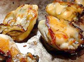 カキの鉄板焼き、大きな鉄板で丁寧に焼き上げます