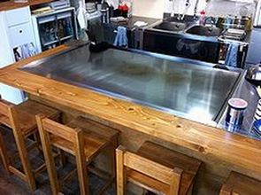 キッチンじゅんの鉄板カウンター席、大きな鉄板は広島から取り寄せました