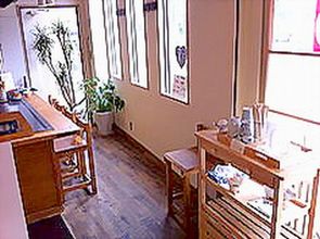 キッチンじゅんの店内はフローリングで落ち着いた雰囲気です