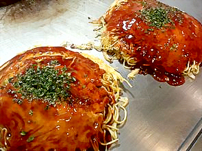 キッチンじゅんのお好み焼き、大きな鉄板で焼き上げます