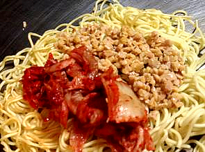 キムチ納豆のお好み焼き、納豆の上にキムチが入ります