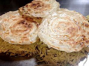 キッチンじゅんのお好み焼き、大きな鉄板で焼き上げます