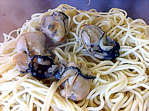 カキは麺の上で蒸しあげます