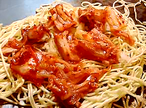 キムチ納豆のお好み焼き、キムチがたっぷり入ります