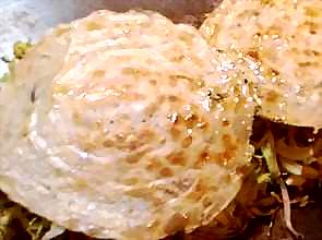 キッチンじゅんのお好み焼き、大きな鉄板でじゅっくり焼き上げます