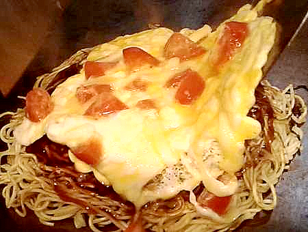 ふんわりチーズがトマトと一緒に入ります