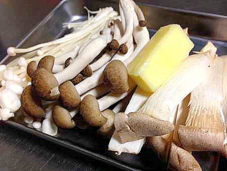 きのこはバターでさっと焼き上げます