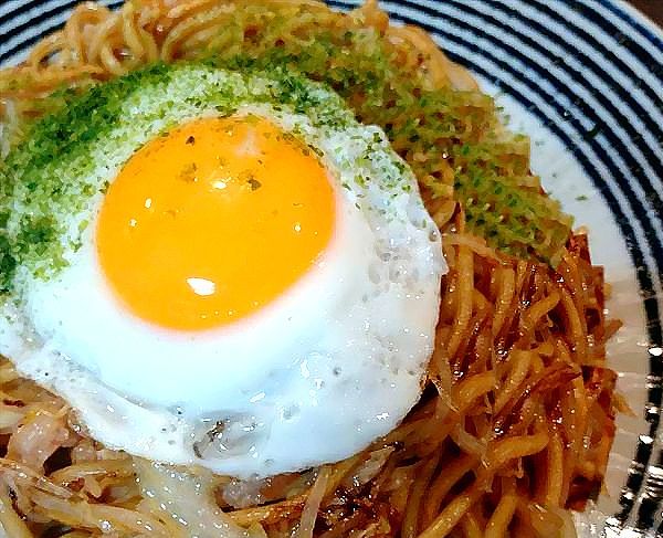 ランチの人気メニュー、キッチンじゅんの焼きそば